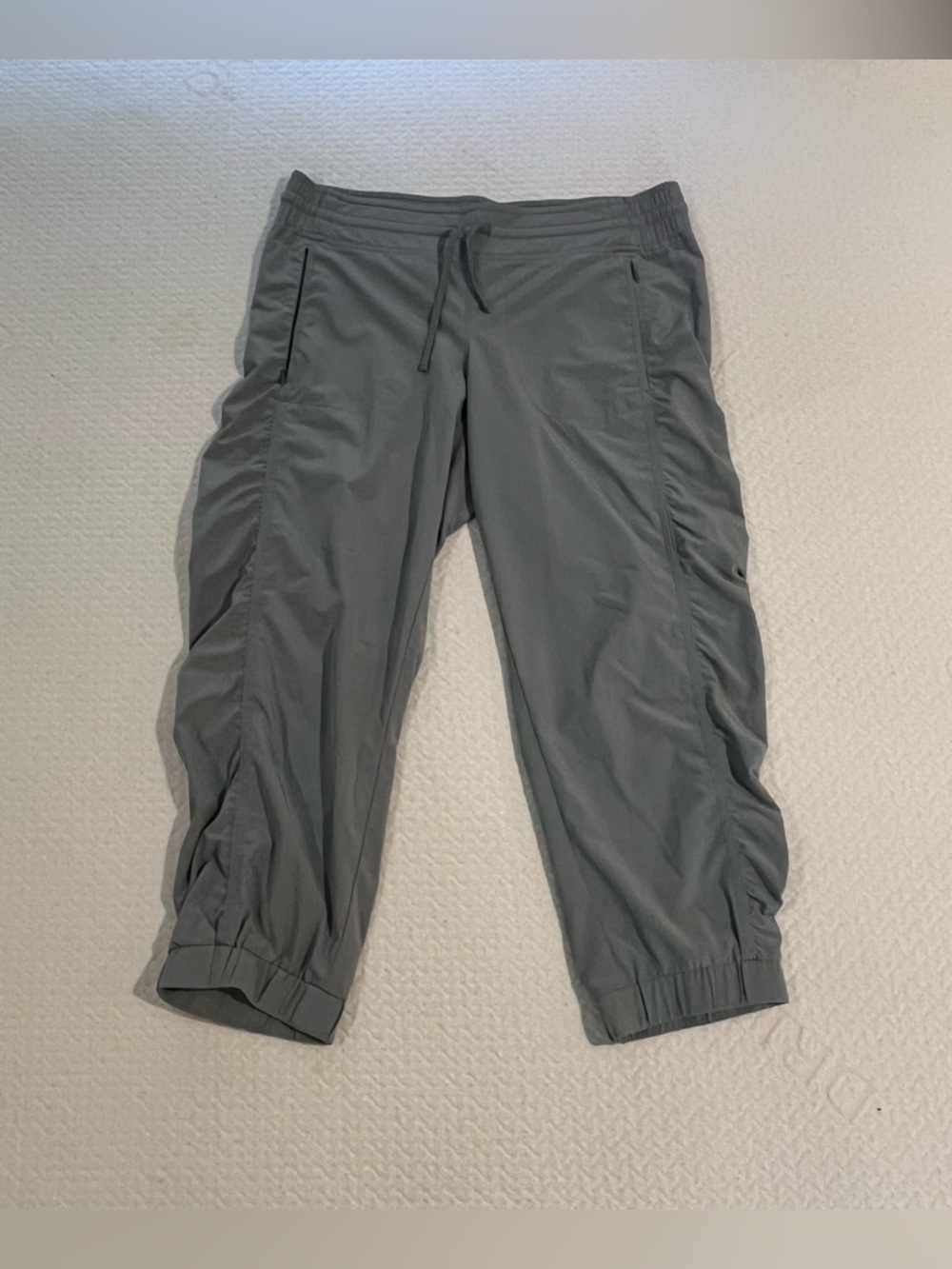 Athleta Women’s Gray Capris Cropped Joggers Trackpants Size 8 Lightweight - Picture 2 of 6